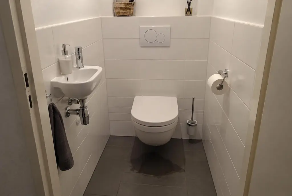 Lekdetectie Leerdam – natte vloer bij een toilet