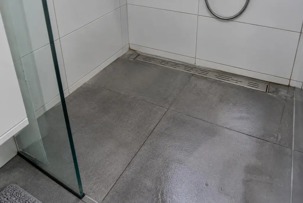 Lekdetectie Leerdam – lekkende inloopdouche met natte voegen