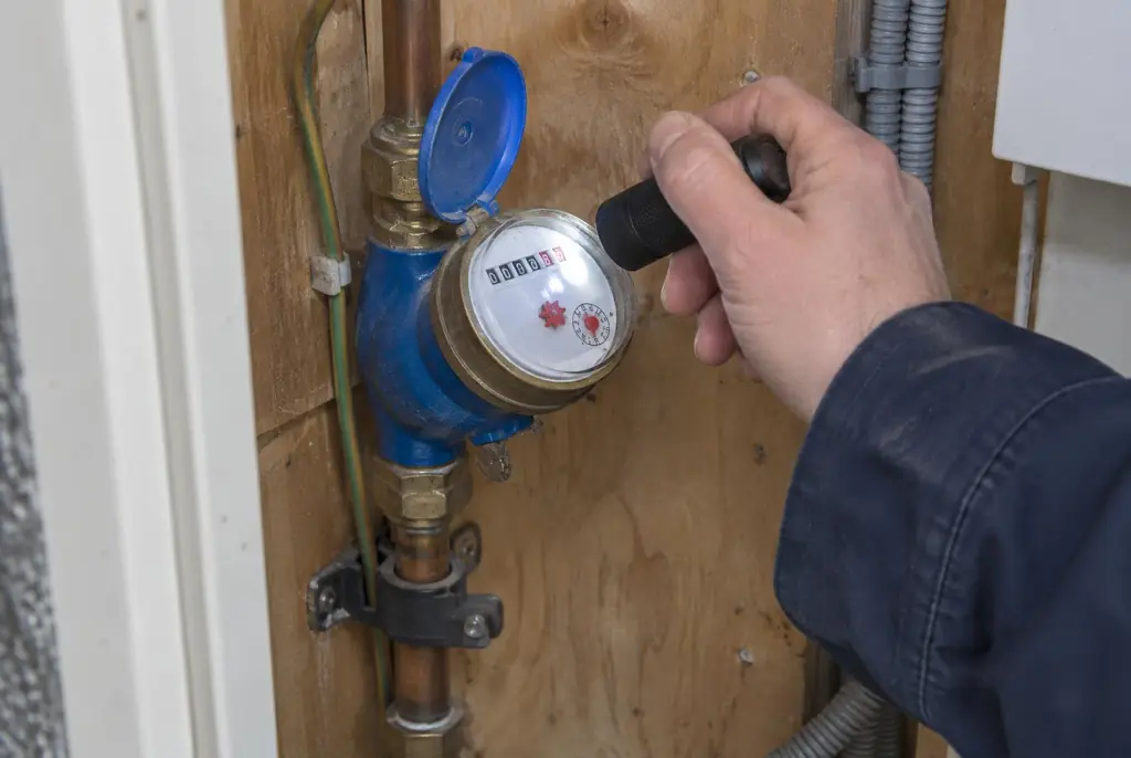 Lekdetectie Leerdam – watermeter in de meterkast controleren met een zaklamp